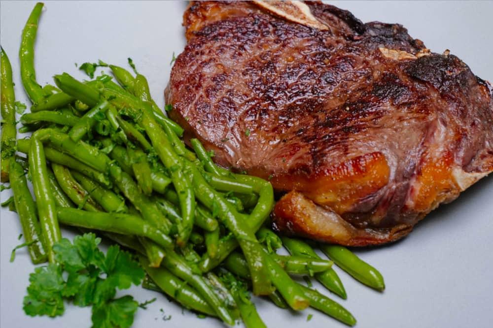 Chuleta de res con vegetales